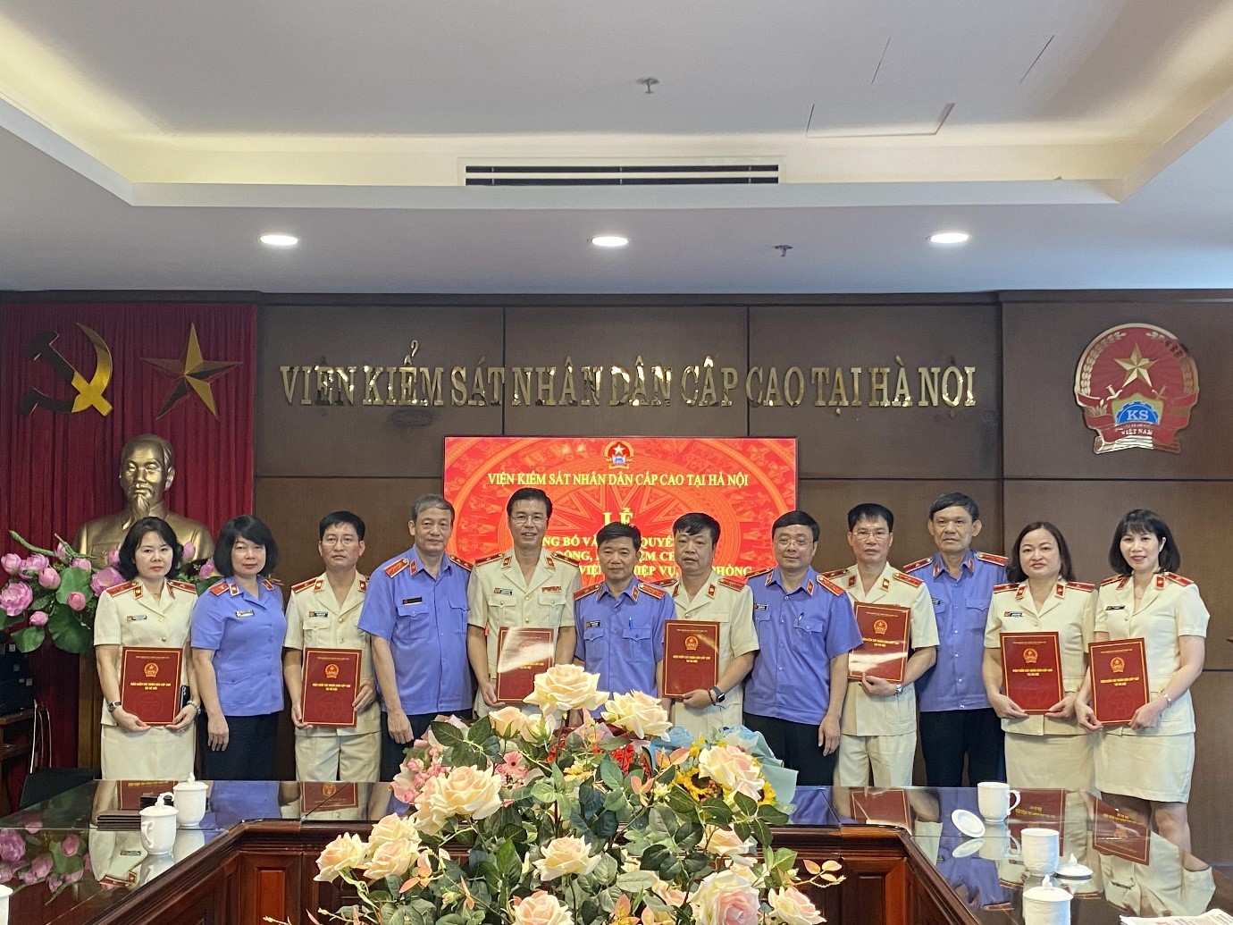 Viện kiểm sát nhân dân cấp cao tại Hà Nội trao quyết định điều động, bổ nhiệm chức vụ lãnh đạo quản lý cấp Viện nghiệp vụ và cấp phòng 
