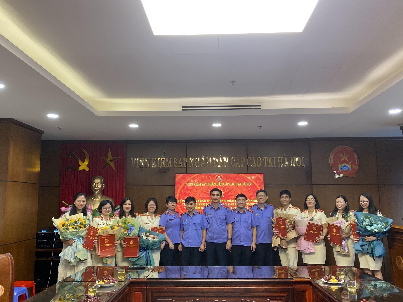 Lễ công bố và trao các quyết định điều động, bổ nhiệm chức vụ lãnh đạo quản lý cấp phòng thuộc Viện kiểm sát nhân dân cấp cao tại Hà Nội Lễ công bố và trao các quyết định điều động, bổ nhiệm chức vụ lãnh đạo quản lý cấp phòng thuộc Viện kiểm sát nhân dân cấp cao tại Hà Nội
